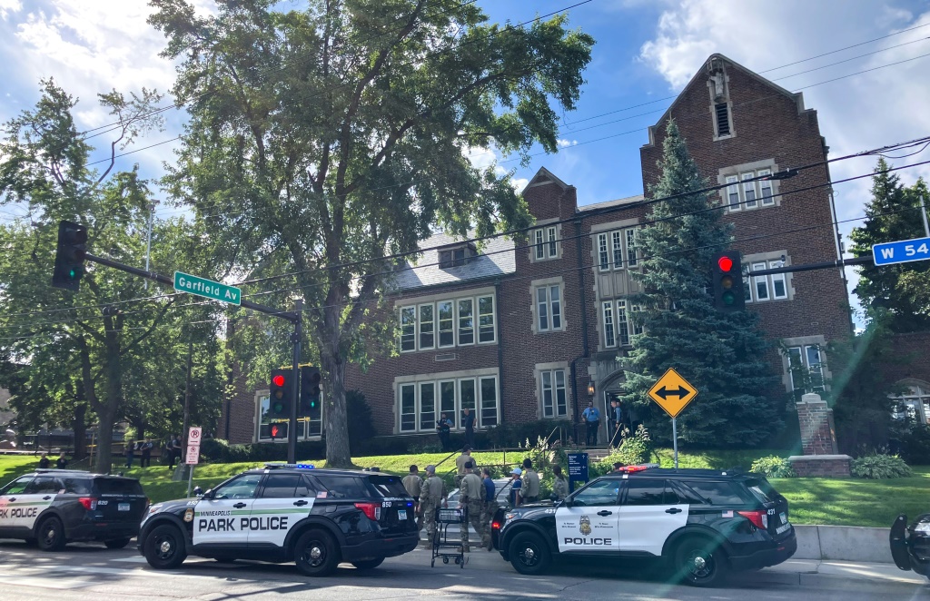 Etats-Unis : deux enfants tués et 14 blessés dans une fusillade dans une église à Minneapolis
