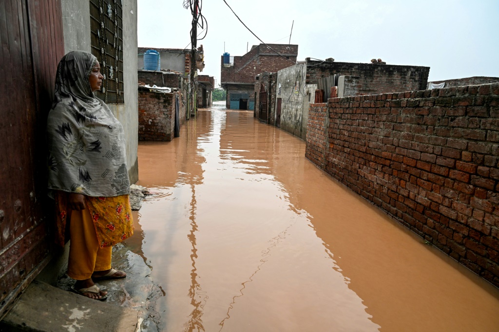 D'abord la pollution et maintenant les inondations, pas de répit pour les Pakistanais