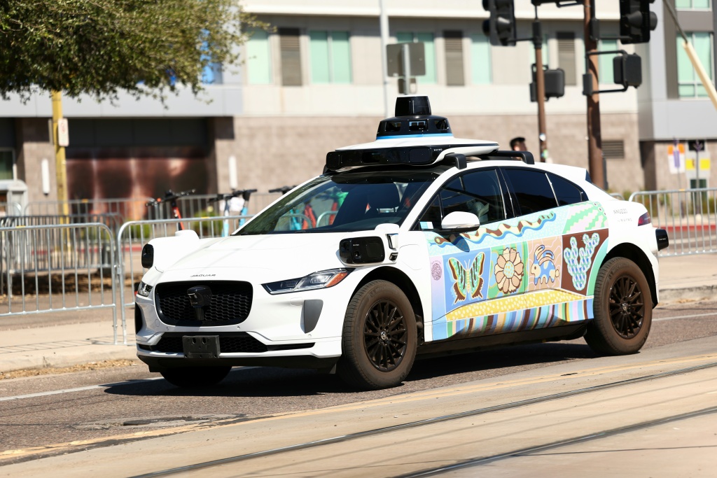 A Phoenix, Waymo et DoorDash s'allient et lancent la livraison autonome de repas par robotaxis