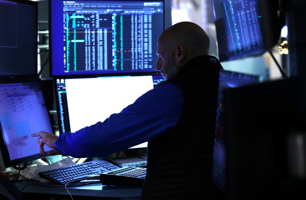 Wall Street portée par les résultats de TSMC : le Nasdaq et le Dow Jones progressent