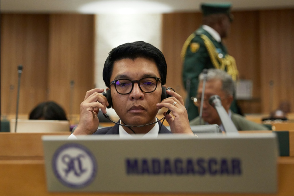 Crise politique à Madagascar : la transition de pouvoir sous tension après la fuite de Rajoelina