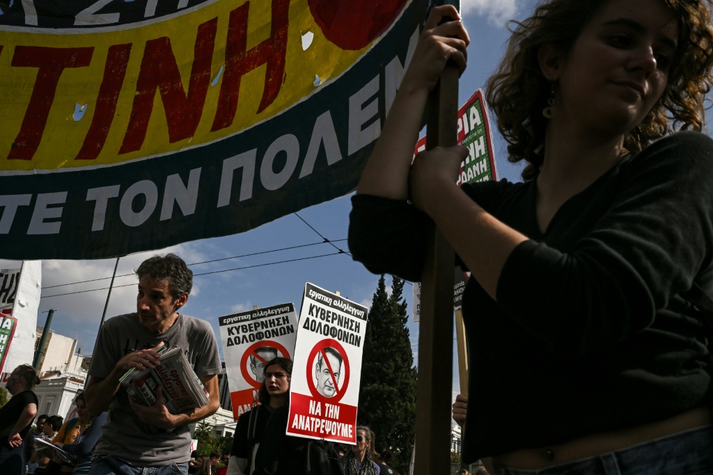 Grèce : les parlementaires votent la possibilité d'une journée de travail de 13 heures