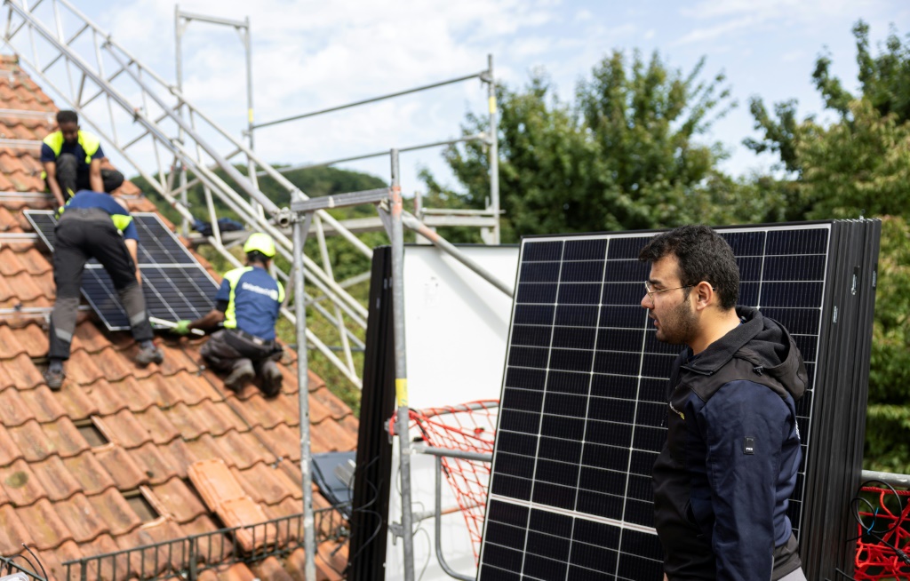 Allemagne: l'incroyable parcours d'un réfugié afghan devenu patron d'une entreprise d'installation de panneaux solaires