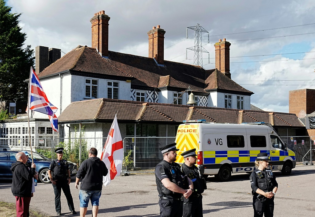 Le gouvernement britannique peut continuer à héberger des demandeurs d'asile dans un hôtel