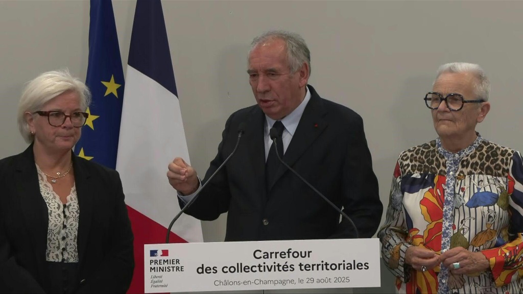 Vote de confiance : quand le « boomer » François Bayrou présente sa carte jeunes