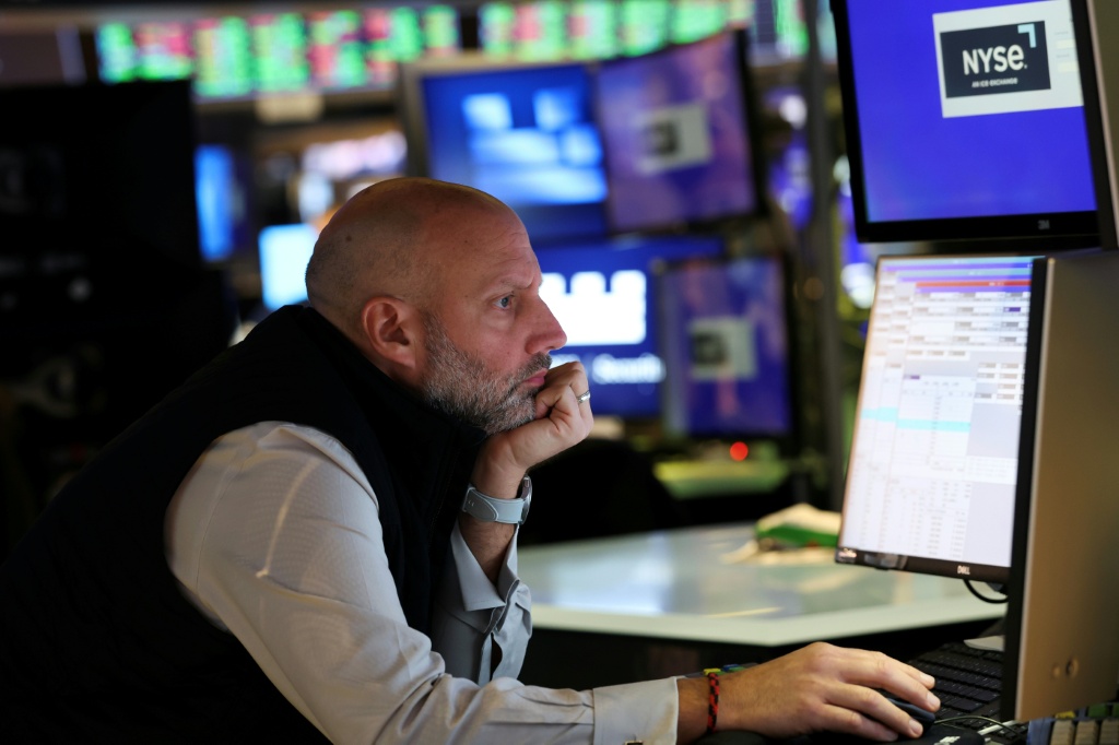 Bourse de New York : inquiétudes sur les banques régionales, tensions sino-américaines et crise budgétaire pèsent sur Wall Street