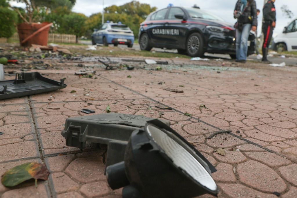 Italie : une bombe explose sous la voiture d'un journaliste renommé, sorti indemne