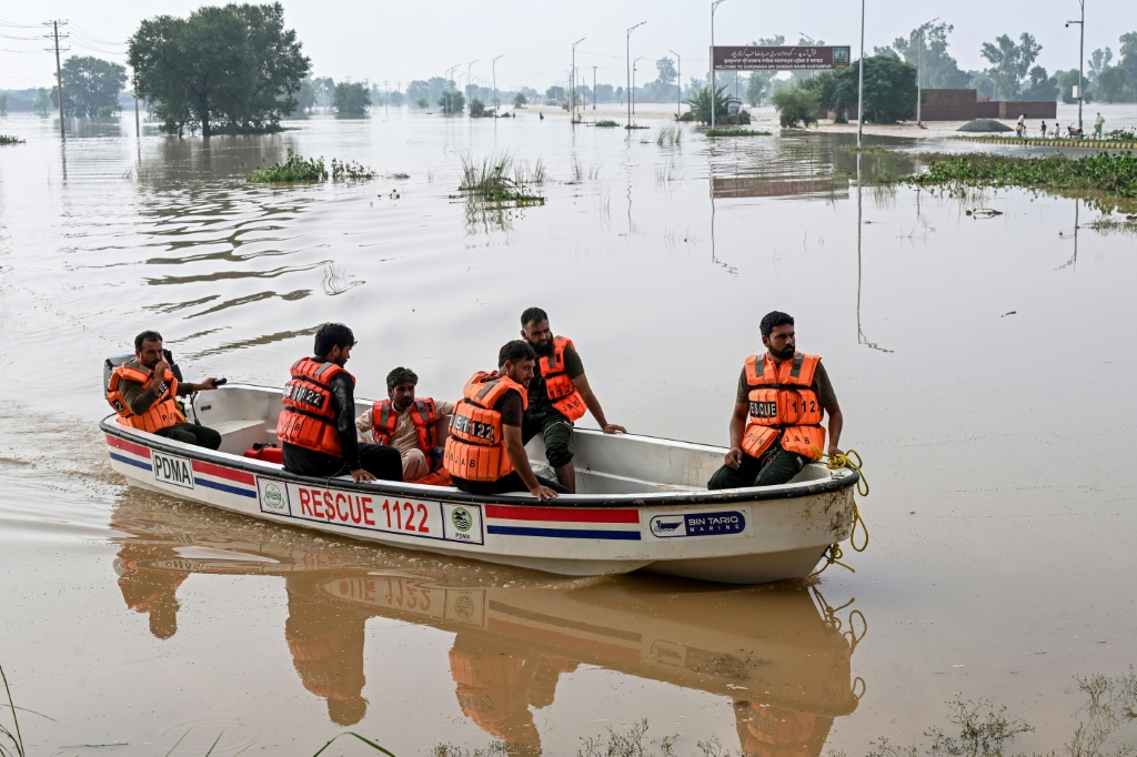 Inondés et isolés au Pendjab pakistanais, les habitants dans l'attente des secours