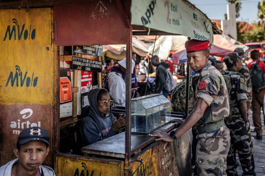 Coup d'État à Madagascar : l'armée prend le pouvoir, promesses d'élections et incertitudes