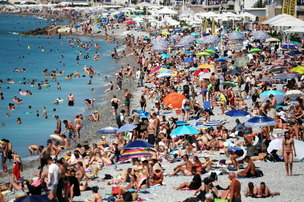 Tourisme : entre arbitrages budgétaires et météo, une saison estivale contrastée en France